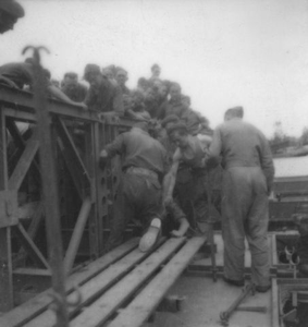 1945.F8e 15/20 juli, herstel Maasbrug door de Amerikanen en noodpontje