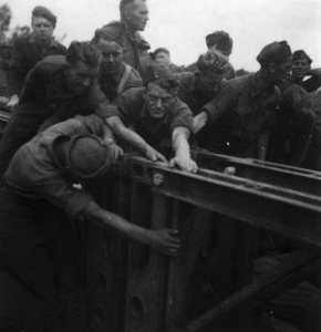 1945.F8f 15/20 juli, herstel Maasbrug door de Amerikanen en noodpontje