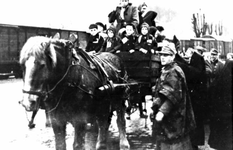 1945.S1 Februari, Kinderen uit weeshuis de Steenen Trappen te Roermond gearriveerd bij het station te Brüggen