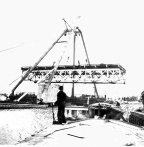 1946.B2f Herbouw van de vernielde Maasbrug