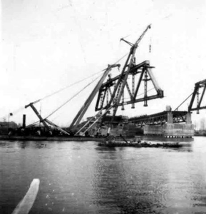 1946.B5b Herbouw van de vernielde Maasbrug