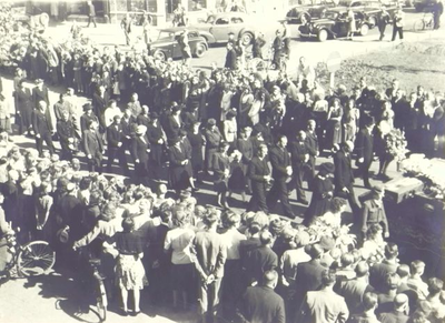 1947.D5 27 aug, begrafenis van de 13 gefussileerden in het Elmpterwald en vindplaats