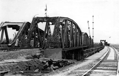 1947.E1a 29 sept, Eerste spoortrein op de herstelde spoorbrug