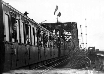 1947.E1b 29 sept, Eerste spoortrein op de herstelde spoorbrug