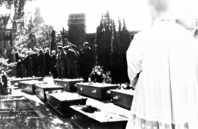 1947.F2a Begrafenis van de 13 gefussileerden oorlogsslachtoffers op 11 sept. 1947 te Roermond