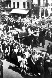 1947.F2b Begrafenis van de 13 gefussileerden oorlogsslachtoffers op 11 sept. 1947 te Roermond