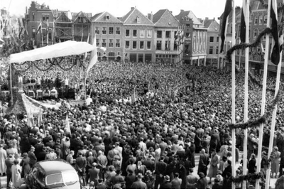 1948.A2a Pax Christi bijeenkomst op de Markt met pater Lombardi