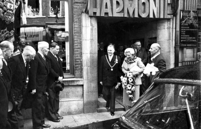 1952.B1b Koningin Juliana in de harmoniezaal en buiten met de Koninklije Harmonie