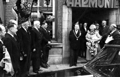 1952.B1c Koningin Juliana in de harmoniezaal en buiten met de Koninklije Harmonie