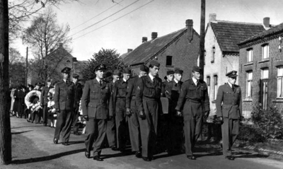 1952.D1b Oktober, begrafenis van militair piloot H.J.C. Schmitz uit Leeuwen