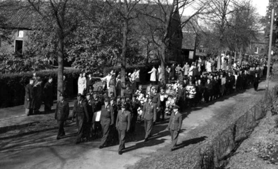 1952.D1c Oktober, begrafenis van militair piloot H.J.C. Schmitz uit Leeuwen