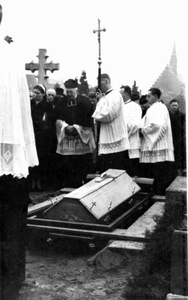 1952.E1c Begrafenis van Plebaan - deken G. Rhoen