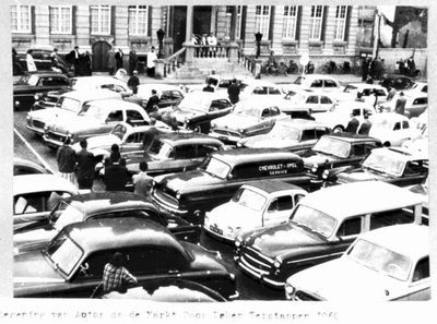 1960.D1 Zegening van auto s op de Markt