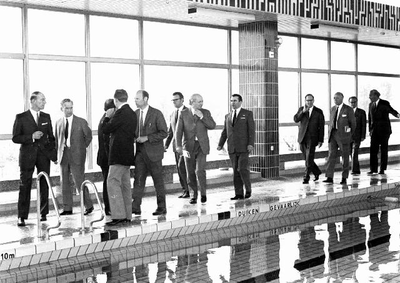 1974.C3a Gemeenteraadsleden bezoeken het zwembad de Roerdomp op 19-05-1974