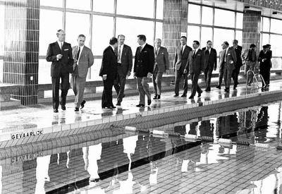 1974.C3b Gemeenteraadsleden bezoeken het zwembad de Roerdomp op 19-05-1974