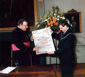 1992.D2 3 mei 1992, mgr. W.H. Heuvelmans als ereburger van Roermond benoemd bij zijn afscheid