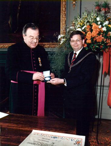 1992.D3 3 mei 1992, mgr. W.H. Heuvelmans als ereburger van Roermond benoemd bij zijn afscheid