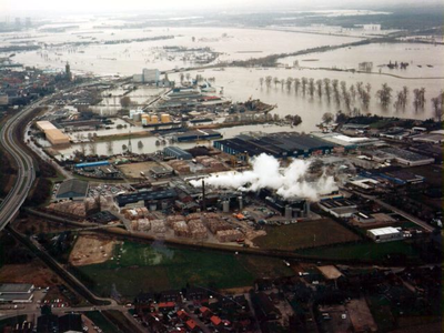 1993.C16 Industrieterrein Mijnheerkens met de papierfabriek