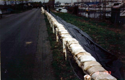 1993.C22a Bezig met het maken van een nooddijk op de Maasstraat