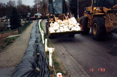 1993.C23b Bezig met het maken van een nooddijk op de Maasstraat