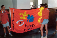 1995.C1b 18e wereldjamboree ( het ophangen van de wereldjamboree vlag ten gemeentehuize te Roermond)