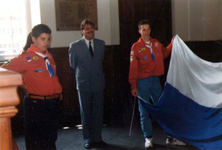 1995.C2a 18e wereldjamboree ( het ophangen van de wereldjamboree vlag ten gemeentehuize te Roermond)