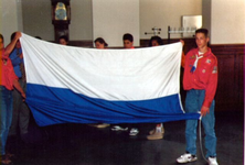 1995.C2b 18e wereldjamboree ( het ophangen van de wereldjamboree vlag ten gemeentehuize te Roermond)