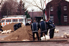 1995.D25b Nabij de Rosslag, het maken van een dijk