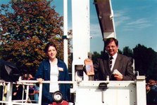 1998.A2a Promotie jeugdraad 1998, Burg. Kaiser en Sara Cox op brandweerwagen