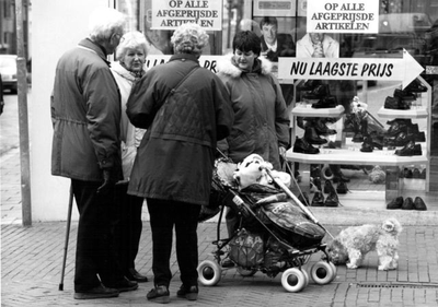 1998.B15a Een dagje Roermond - Foto's gemaakt door fotograaf Ralph Bult op Verschillende lokaties in Roermond. Aan de wandel