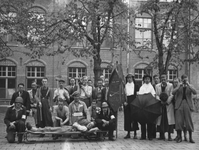 19G72 Bisschoppelijk College: Door Drs. J.Storms leraar klassieken gemaakte foto's van klassefeesten uitstapjes e.d. ...