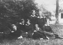 19J14a Leerlingen aanwezig in het pensionaat St.Ursula te Roermond van 1884-1933