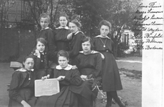 19J14c Leerlingen aanwezig in het pensionaat St.Ursula te Roermond van 1884-1933