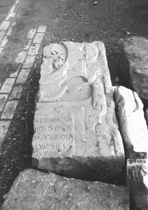 23B1 Gedeelte oude grafsteen gevonden te Buitenop c.1962