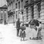 4A1 Eind 19e eeuw: Man met verkiezingsbord waarop:Leurs,Nicolas,en Telders