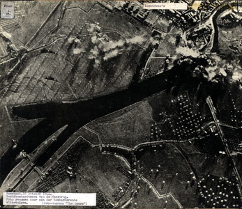 FolioA.23 Luchtfoto van bombardement van de Maasbrug 1944