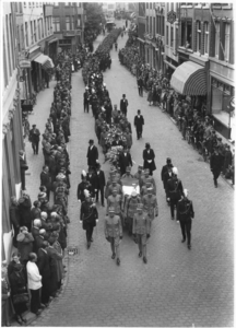 HAA.62 Begrafenis Luitenant Kolonel Ernest Haan, territ. comm. Limburg. Marktstraat/Neerstraat gezien vanuit de Markt
