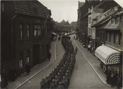 HAA.67 Begrafenis Luitenant Kolonel Ernest Haan, territ. comm. Limburg. Schuitenberg vanuit Zwartbroekplein