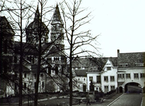 1.004a Munsterboog en pleintje/tuin naast de kerk