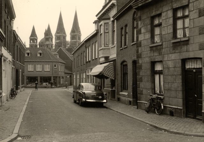 1.600b De straat,zicht westzijde vanaf de hoek Eiermarkt