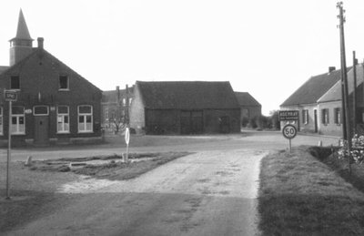 118.205f De straat en behuizing met de Kerkstraat.