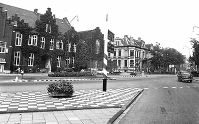 42.108b De straat met kijk op het gem. museum en woningen aan de Kapellerpoort