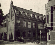 3.121c Noordgevel schoolgebouw met het terrein