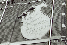 3.150b Schild aan de muur bij het pand T.H. Van Hooff groothandel