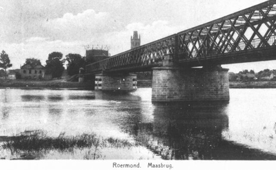 114.409b De Maasbrug van noord naar zuid voor 1921