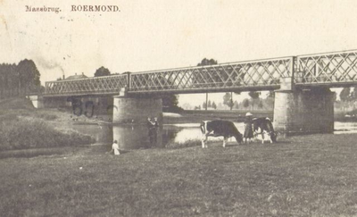 114.411a De Maasbrug van zuid naar noord.