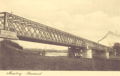 114.412a De Maasbrug van zuid naar noord.