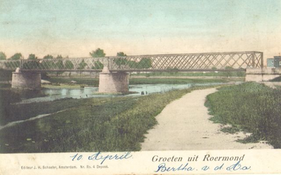 114.412b De Maasbrug van zuid naar noord.