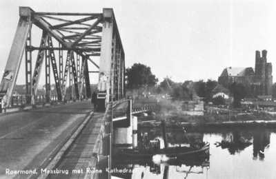 114.421a De Maasbrug tussen 1945-1962.