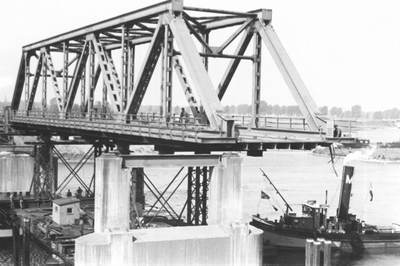 114.426.4b Het weghalen van de oude Maasbrug.